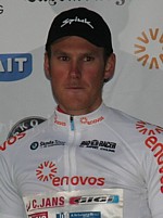 Jempy Drucker dans le maillot blanc du meilleur jeune après le prologue du Tour de Luxembourg 2010