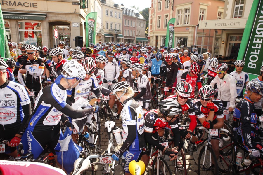 fast 700 Fahrer am Start der La Charly Gaul B - photo: sportograf.de