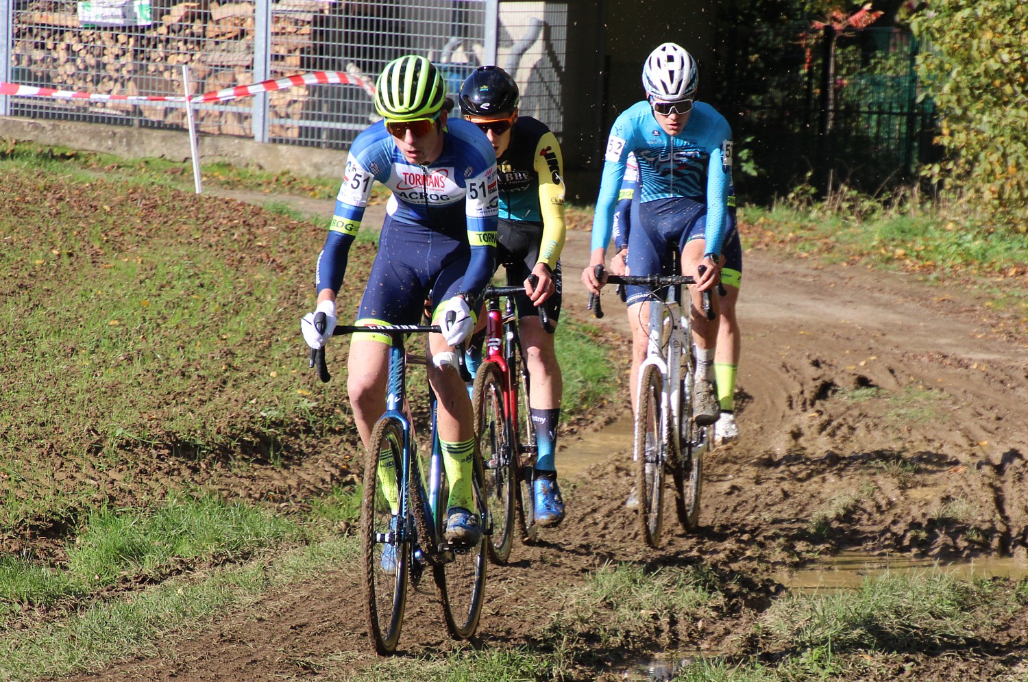 Maxime Smits emm�ne la course des juniors devant Dani Maenen, Toon De Peuter et Seppe Sprangers